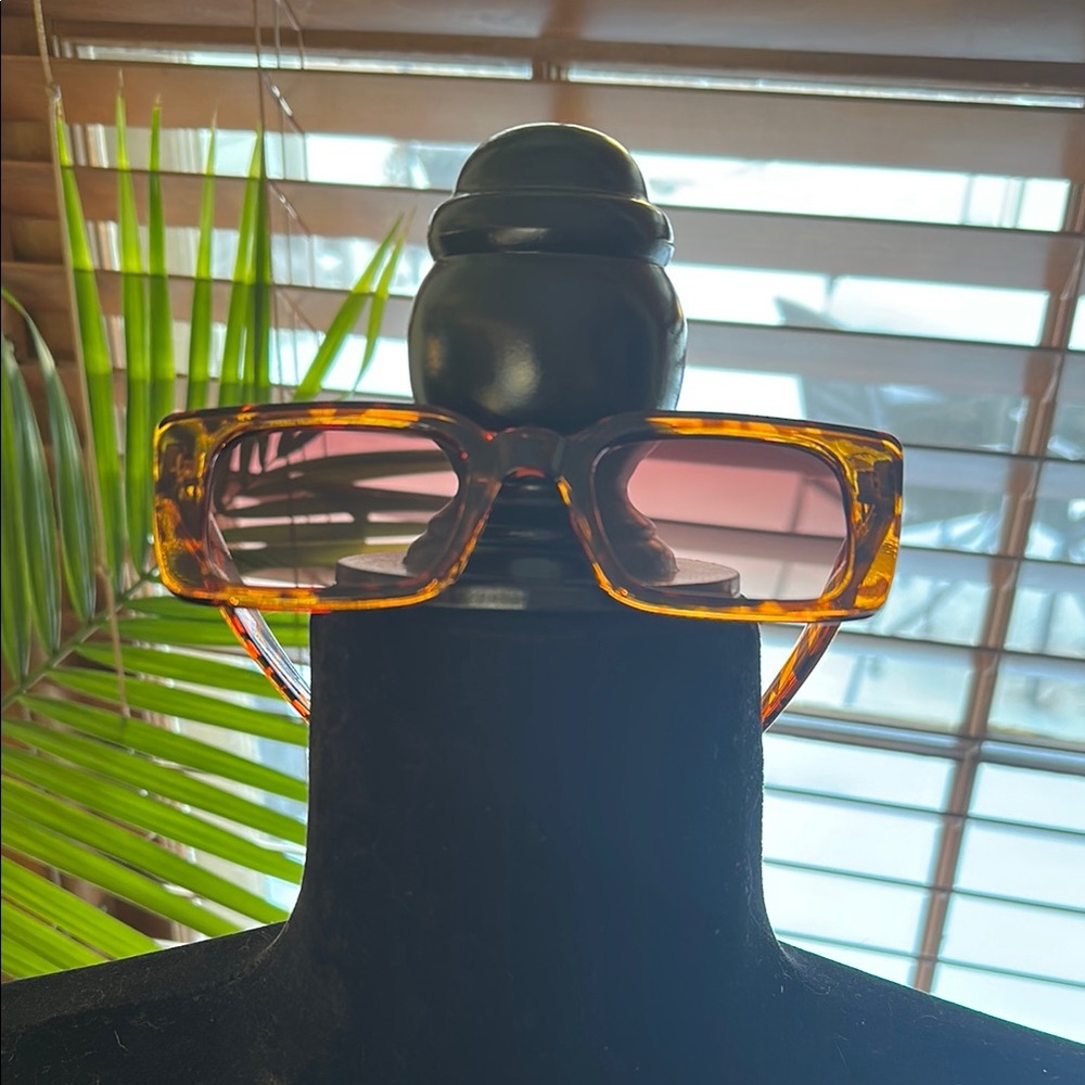 🎟️ Trendy Tortoiseshell Sunglasses
